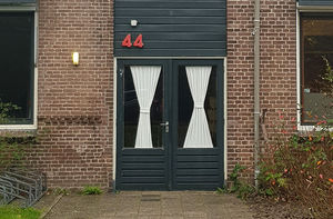 de ingang van de aula in Kloosterburen