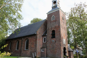 omgeven door een gracht en kerkhof staat de Johanneskerk in Losdorp