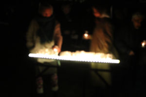 lichtjes worden op één van de harten gezet