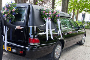 De rouwbloemen kunnen aan de buitenkant van onze rouwauto gehangen worden