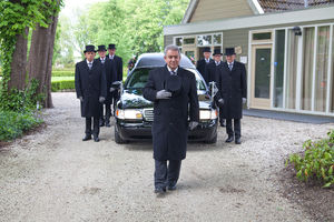 Lopend vertrek van aula Memory naar begraafplaats