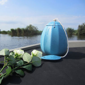 na cremeren op weg voor urnbijzetting op het water