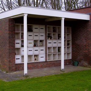 de as bijzetten in een urnenmuur op een begraafplaats