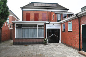 ingang van het dorpshuis De Fakkel