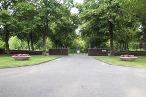 de ingang van de algemene begraafplaats aan de Heerdweg in Uithuizen