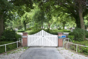 de toegangspoort van de oude begraafplaats aan de Hoofdstraat West in Uithuizen