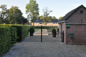 de toegangspoort van het R.K. Kerkhof, achter de H. Jacobus de Meerdere kerk