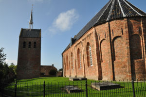 Hervormde kerk in Zandeweer met een vrijstaande toren