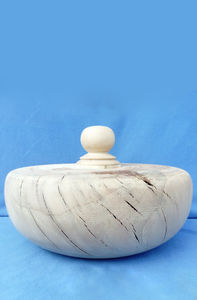 houten urn, gemaakt van lokaal hout, rest hout of uit de regio - een duurzaam product - geen enkele urn is gelijk van vorm