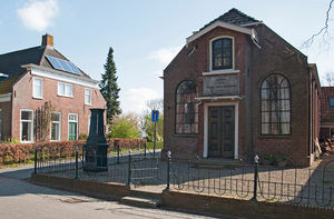 Het Gebouwtje, tegenover Onze Lieve Vrouwe kerk in Tinallinge