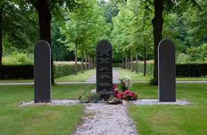 het verstrooiveld met gedenkteken op de algemene begraafplaats Heerdweg Uithuizen