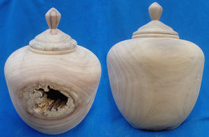 uit onze collectie: handgemaakte urnen van oud hout