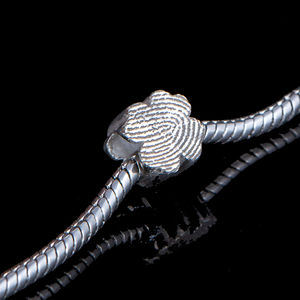 voorbeeld van een bead, klavertje 4, in zilver met een lichte vingerafdruk