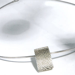 hangertje in zilver, met lichte vingerafdruk 