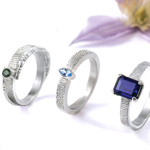 voorbeelden van een aantal ringen met lichte vingerafdruk - zilver, matte uitvoering -