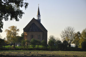 De Nicolaaskerk in Oldenzijl met vele klassieke elementen