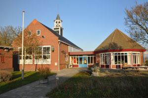 Het Dorpshuis met 2 grote zalen, een bar en een koepelzaal aan de Fivelweg in Zijldijk