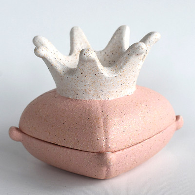 Urntje in de vorm van een kussentje met kroontje, inhoud 2,5 dl, roze of blauw kussentje met wit kroontje - Wiegekindje