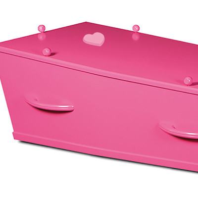 uitvaartkist, gespoten in een felroze kleur en met een roze hartje
