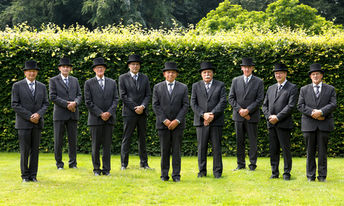 De dragersgroep, vlnr: Joep Schlukebir, Klaas Doornbos, Piet Wieringa, Arie van der Stelt, Klaas Kooij, Bert Rozema, Tiddo Zuidema, Tonny Postma en Roelf Haan 