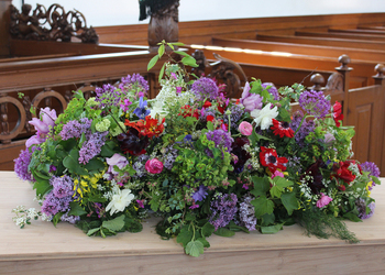rouwboeket van biologisch geteelde en wild geplukte bloemen van onze bloemenkweker