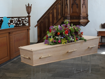 In één van de prachtige Groninger kerkjes - kist Bussema met daarop een rouwboeket van biologisch geteelde bloemen