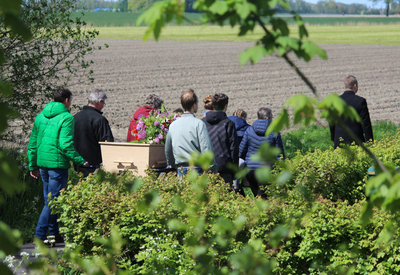 In kleine kring met de loopkoets op weg naar de begraafplaats. De foto heeft op niemand persoonlijk betrekking.