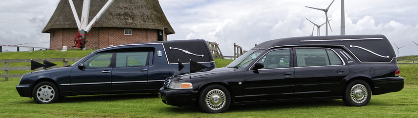 de blauwe en zwarte rouwauto van Uitvaartzorg van Stad tot Wad    