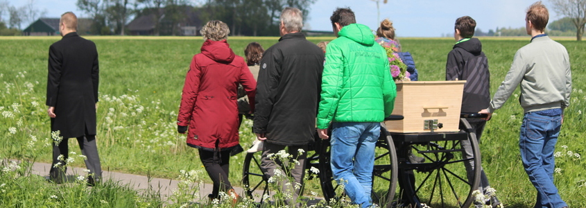 de loopkoets van Uitvaartzorg van Stad tot Wad. In een ongedwongen sfeer op weg naar de begraafplaats. De foto heeft op niemand persoonlijk betrekking.