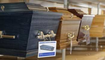 een deel van de collectie uitvaartkisten van Uitvaartzorg van Stad tot Wad
