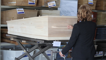 een gedeelte van onze collectie uitvaartkisten in ons bedrijfspand