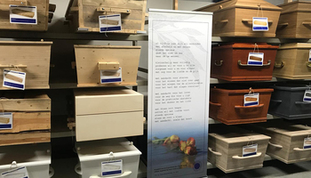 een deel van de collectie uitvaartkisten in ons bedrijfspand