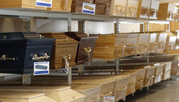 in ons bedrijfspand staat de collectie uitvaartkisten