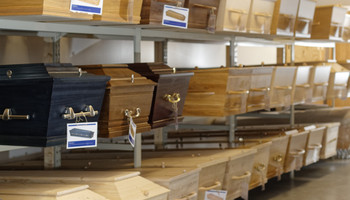 onze collectie uitvaartkisten in ons bedrijfspand