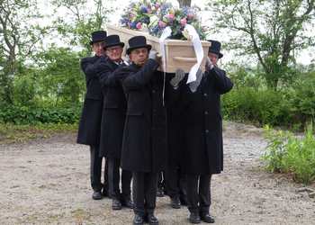het dragers team van Uitvaartzorg van Stad tot Wad