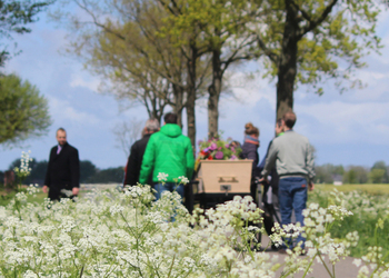 een ongedwongen uitvaart in kleine kring op het Noord-Groningse platteland - Uitvaartzorg van Stad tot Wad