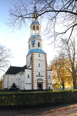 De, in 13e eeuw gebouwde, Mariakerk met een markante toren