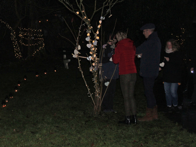 hartjes worden in de boom gehangen