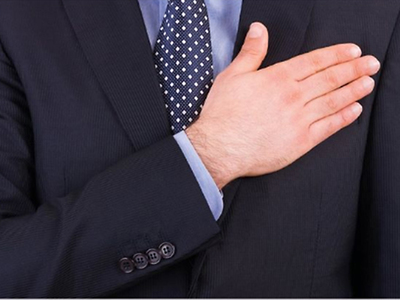 de hand op het hart leggen en de condoleance uitspreken - een andere manier van condoleren