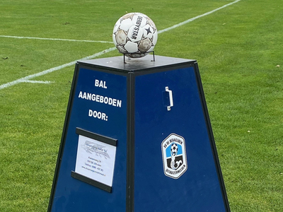 De wedstrijdbal is aangeboden door Uitvaartzorg van Stad tot Wad