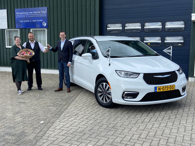 de overhandiging van de autosleutel door Ralph van Ravensteijn van BudgetHearses aan Arjen Kremer en zijn vrouw Iris Kremer-Uilenberg, mede-eigenaren van Uitvaartzorg van Stad tot Wad